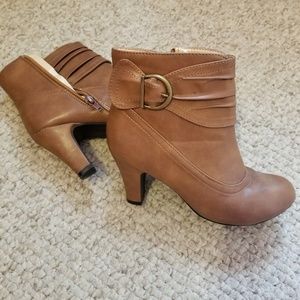 Short heeled boot